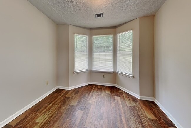 Photo - 2021 Briar Ridge Way SW