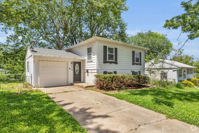 Building Photo - 4 bed, 2 bath, updated interior, AVAILABLE... Rental
