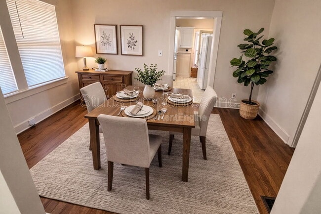 Photo - 903 E 8th St