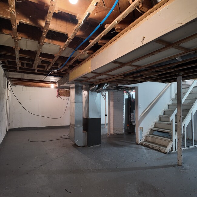 Photo - 9277 Vaughan St