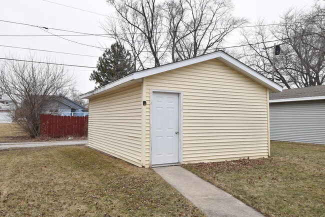 Photo - 3042 Hamlin Ave