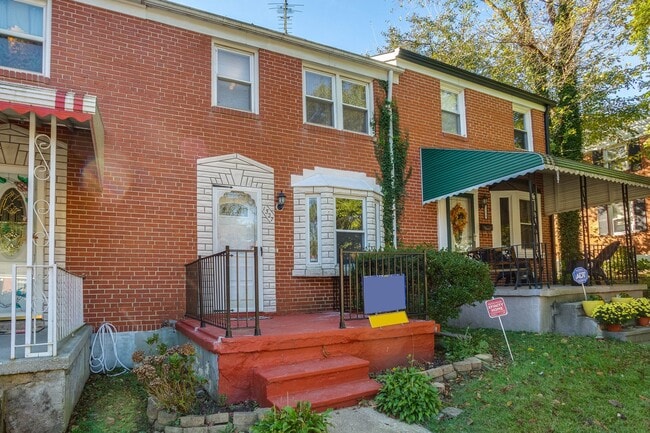 Building Photo - Charming 3 Bedroom/1 Bathroom Townhome in ...