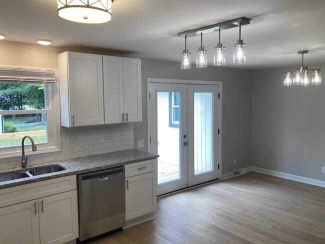 Puertas francesas que dan a la terraza. - 1200 S Highland Ave