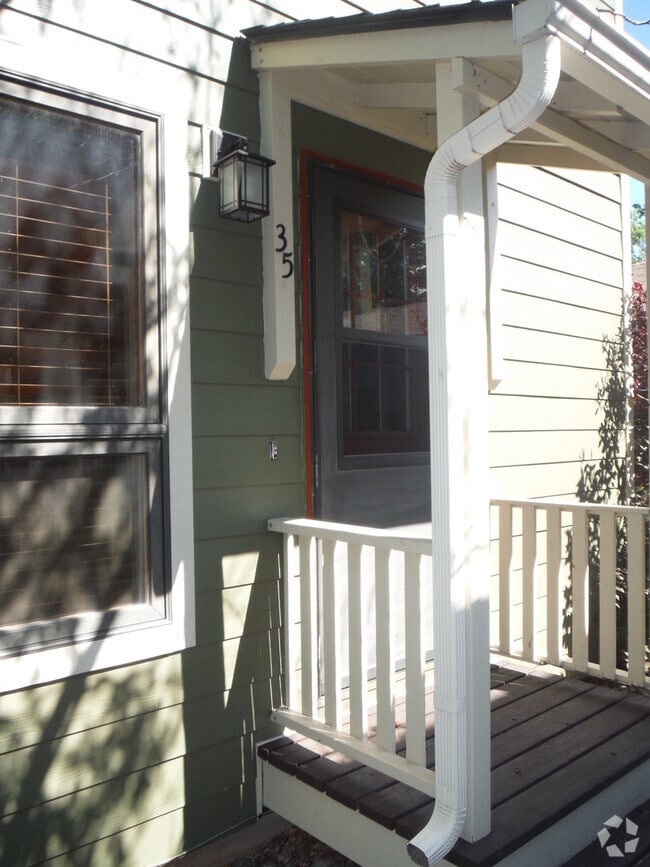 Building Photo - Cute 3 Bedroom Condo w/ Bonus Room - Walki...