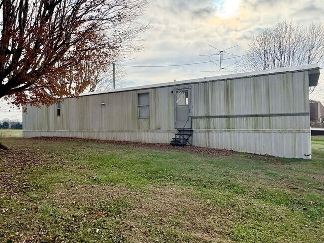 Building Photo - Simple Country Living!