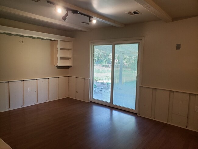 Photo - 652 Lotus Ave