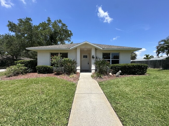 Building Photo - Charming 2 bedroom, 2 bathroom end unit