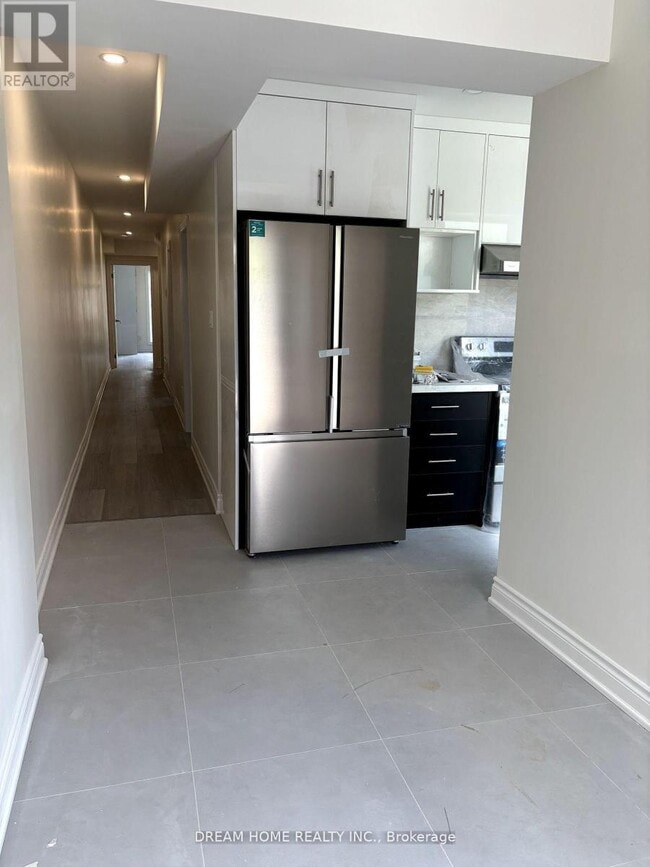 Photo - 643 Bathurst St