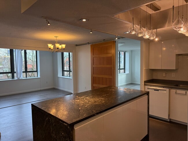 Photo - 1088 Quebec St