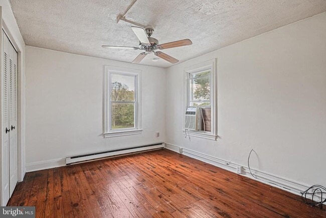 Photo - 253 E Howard St
