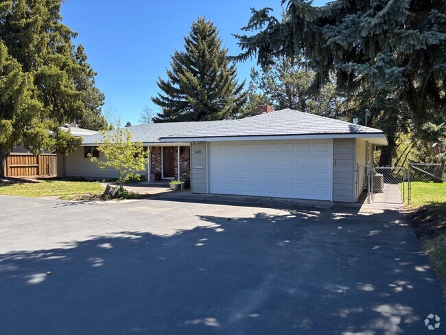 Building Photo - Riverfront home!!!! 3 Bedroom near downtow...