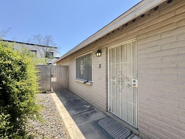 Building Photo - 4 bedroom 2 bath with W/D
$1000 off September rent!! Unit #3
