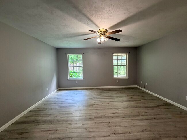 Photo - 7328 Hollis St