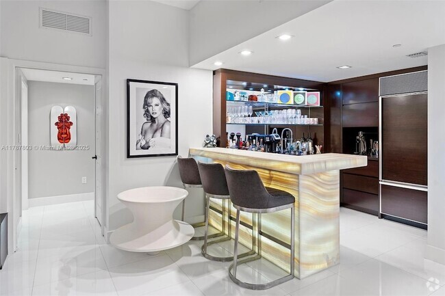Building Photo - 6801 Collins Ave Unit PH01-PH02 Rental