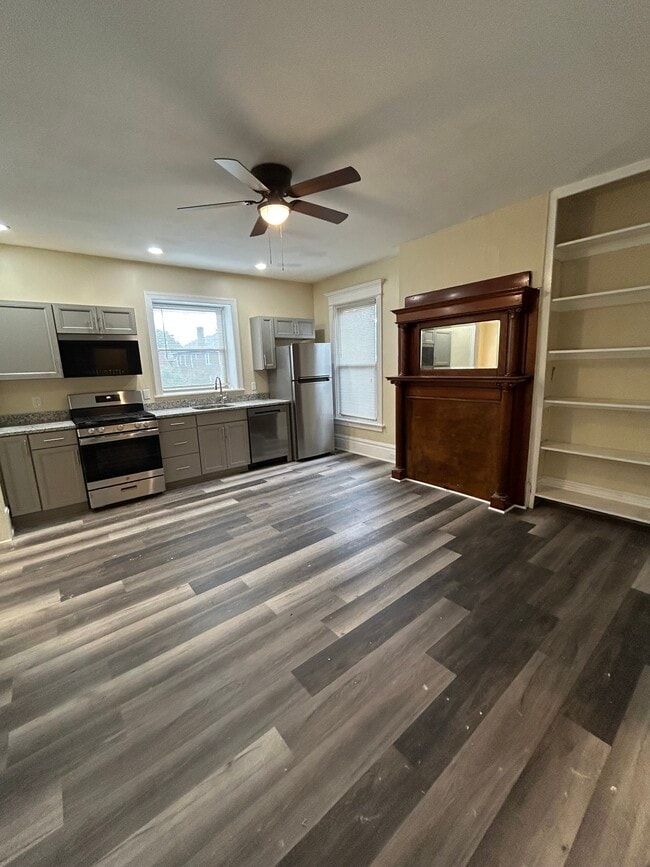 Cocina abierta al comedor/área con estanterías empotradas. - 339 S Aiken Ave Unidad 2
