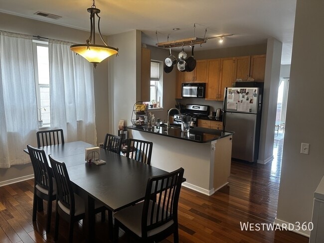 Photo - 1121 W Washburne Ave Unit 301