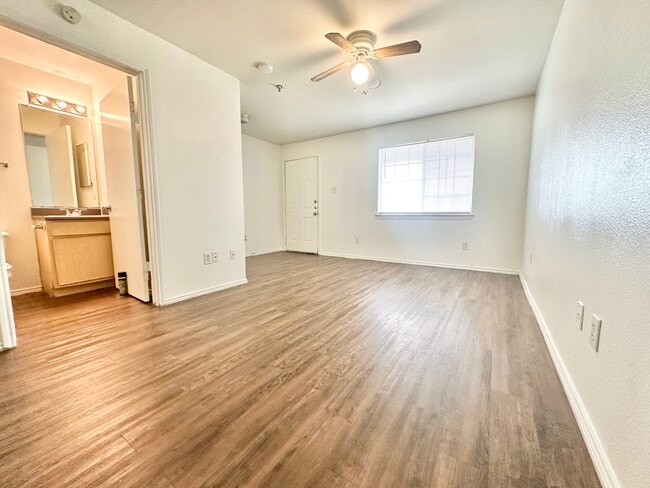 Studio - 2520 W Prairie St
