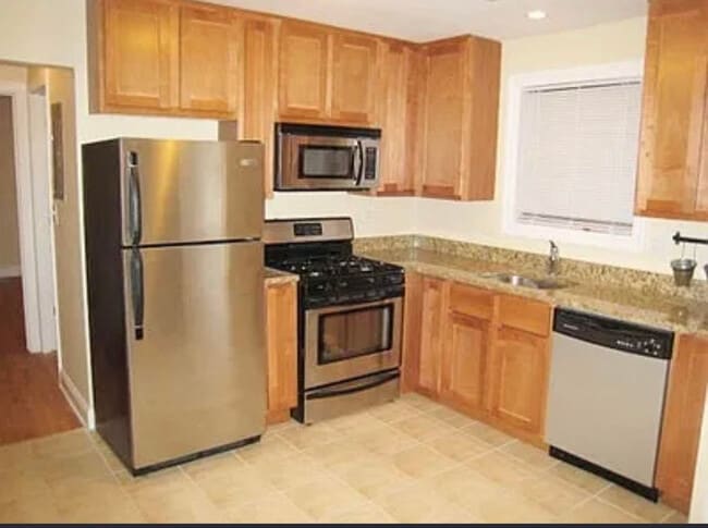 Building Photo - 1348 W Chase Ave Unit TWO BEDROOMS - 3