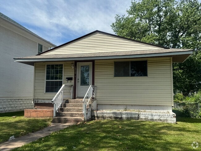 Building Photo - 3 bedroom 1 bath home in Rock Island