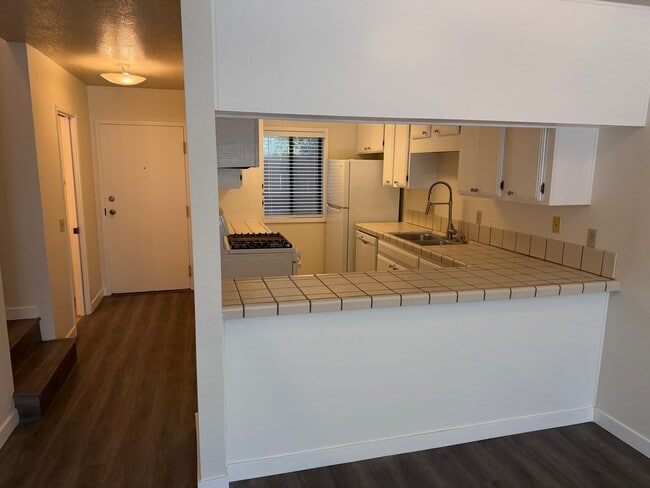 Photo - 1736 Cable St Unit 3