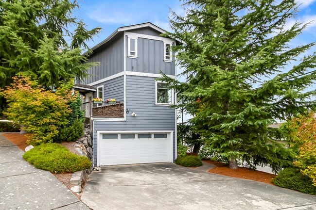 Building Photo - Large deluxe condo, 2 car garage, storage,...