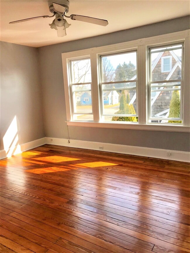 Photo - 27 Harborview Ave Unidad 2nd Floor