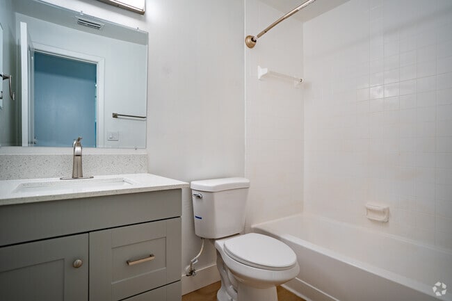 1BD, 1BA - 589SF - Bathroom