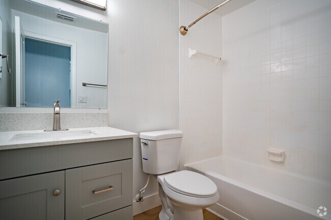 1BD, 1BA - 589SF - Bathroom - Westshore Marina Flats