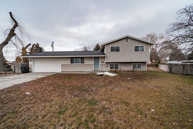 Building Photo - Spacious and recently updated, this 6-bedroom, 3-bathroom home in Ammon