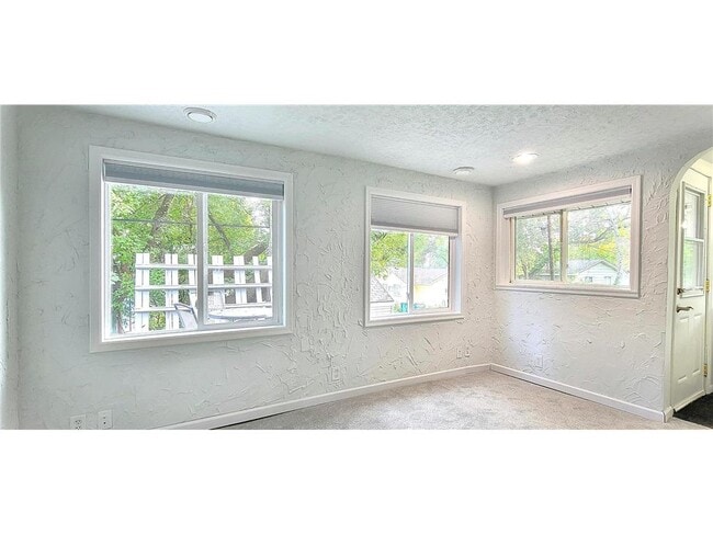 Photo - 2339 Hemlock Ln N