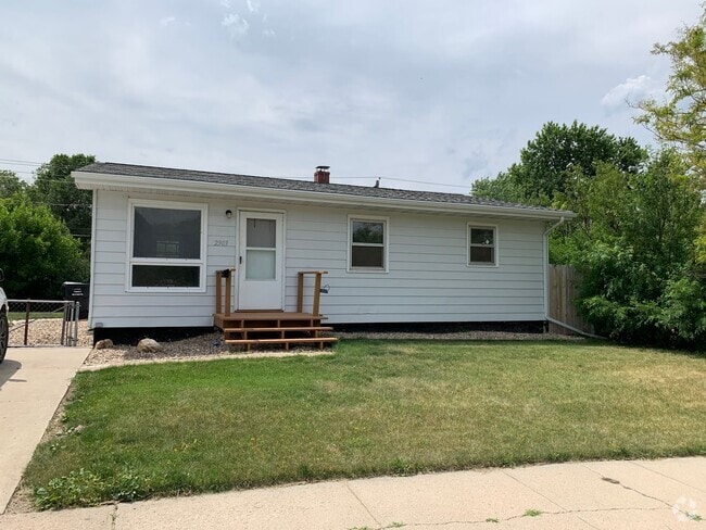 Building Photo - 3 Bedroom, 1 Bath House for Rent