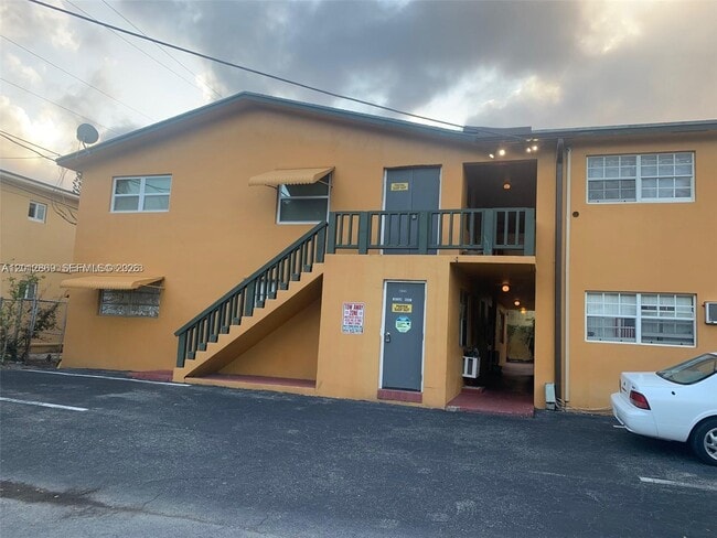 Building Photo - 1702 McKinley St Unit 4
