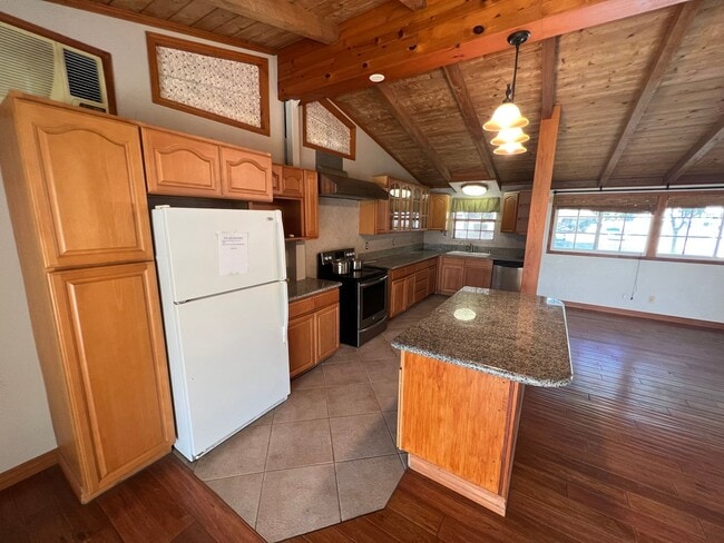 Photo - 3 Bed 2 Bath Home!