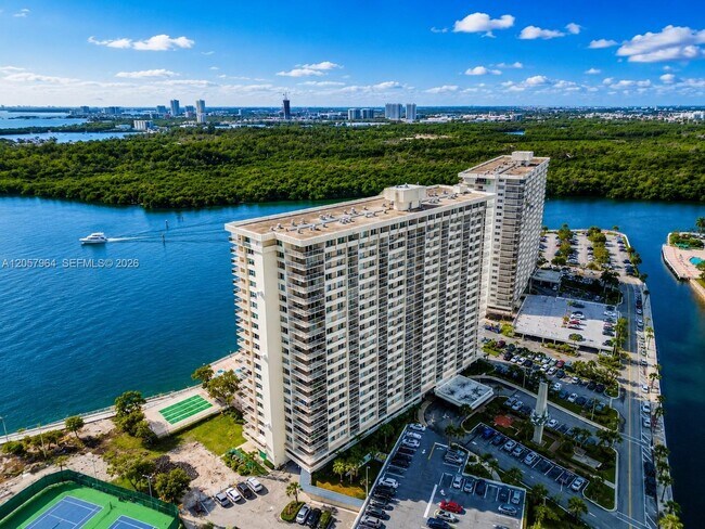 Building Photo - 300 Bayview Dr Unit 807