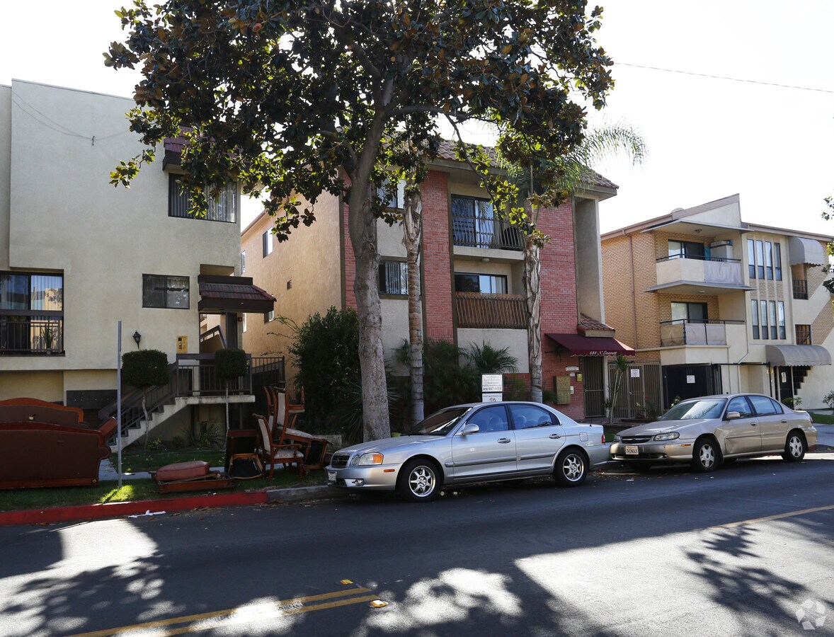 Building - 138 N Everett St