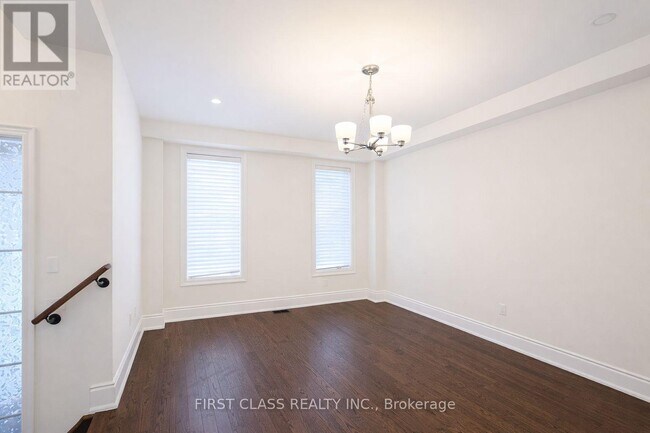 Photo - 9382 Bayview Ave