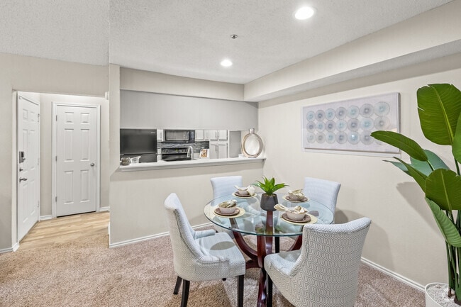 1HAB, 1BA - 710 ft² - Comedor - Amherst Apartments