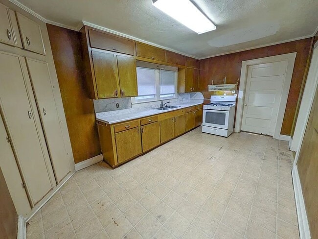 1269 Oregon Ave