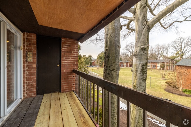 1BR, 1BA w/ Den - Balcony