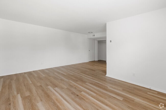 1 BR, 1 BA - 669 SF