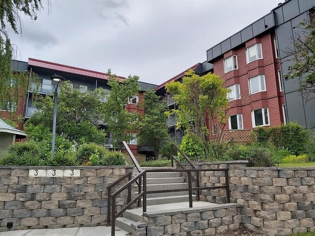 Building Photo - Comfortable Living in Landmark Gardens Unit 1Bed