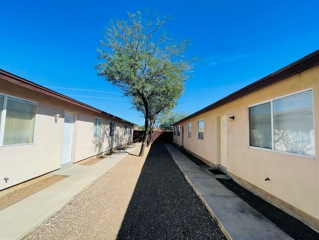 Building Photo - Single Family Home Style Unit w/ A/C, High...