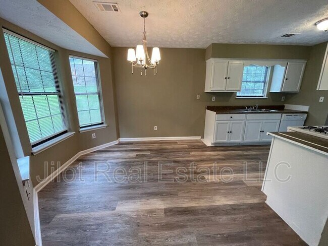 Photo - 372 Riverbrook Trail