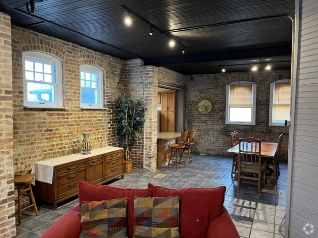 Building Photo - 415 N Gilbert St Rental