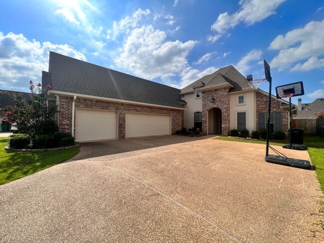 725 Dumaine Dr