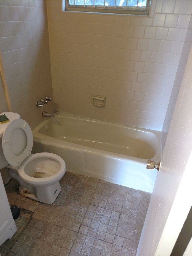 Photo - 1737 Logan St W