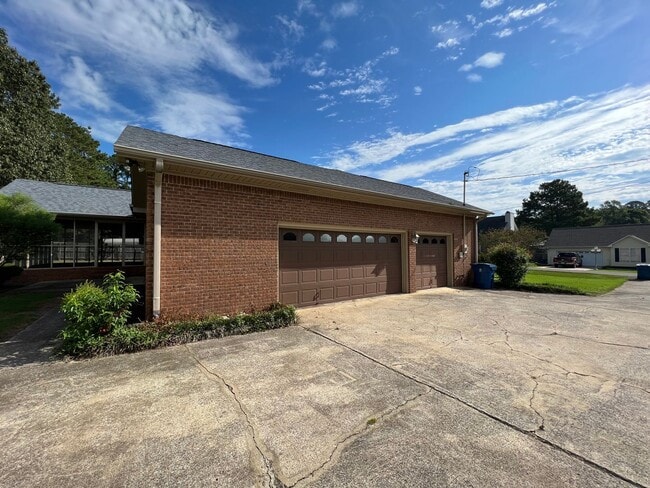 Photo - 104 Cambridge Ln
