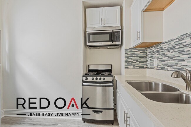 Photo - Lovely Studio Featuring Large Windows, Ton... Unidad 207