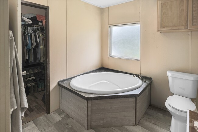 Photo - 11105-32nd 1/2 32nd 1/2 St