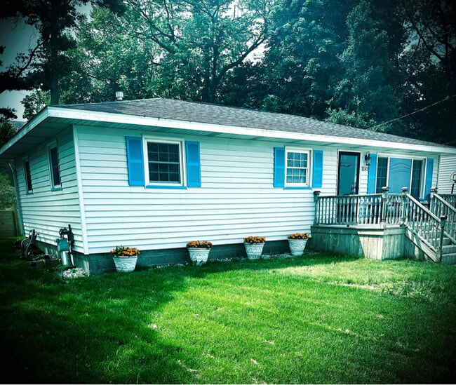 2245 Lakeshore Dr